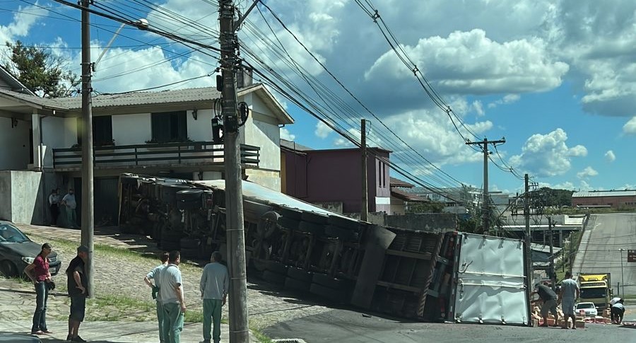 Caminhão sem freios tomba em bairro de Bento Gonçalves