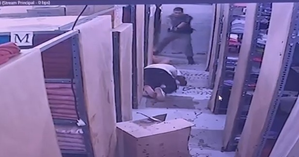 Ação rápida dos policiais militares evitou que mulher fosse morta dentro da loja - Foto: Reprodução