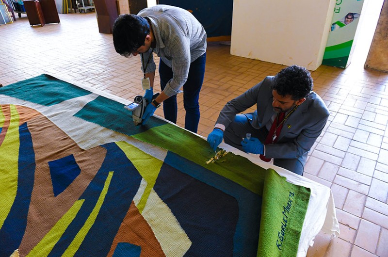 Peritos avaliam substâncias foram aderidas ao tapete de Burle Marx para auxiliar no processo de recuperação da obra - Jefferson Rudy/Agência Senado