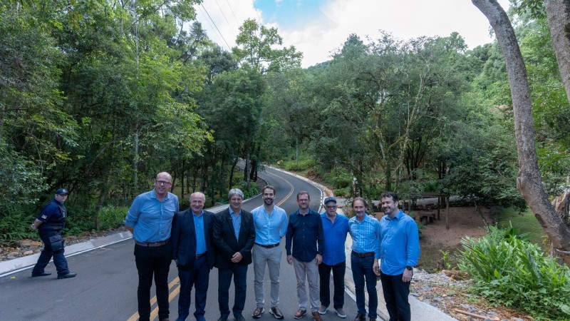 Governador e comitiva visitaram via pavimentada que trará mais conforto aos turistas na Serra -Foto: Maurício Tonetto/Secom