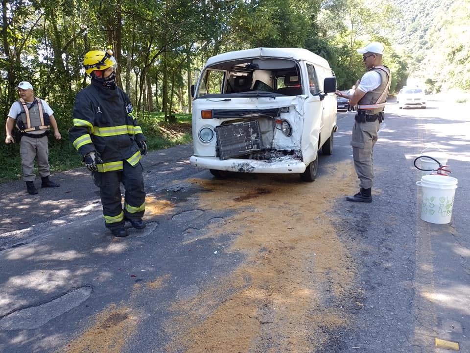 O motorista da Kombi teve ferimentos nas pernas e precisou de atendimento médico. Crédito: Rádio A Voz FM