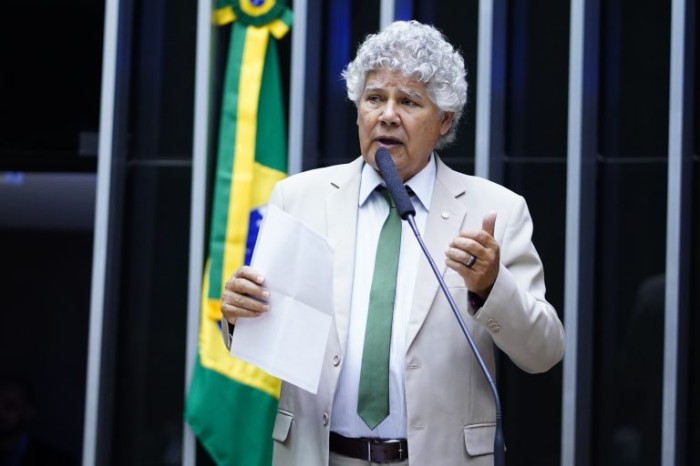Chico Alencar: proposta amplia a política de transferência de renda - (Foto: Pablo Valadares/Câmara dos Deputados)