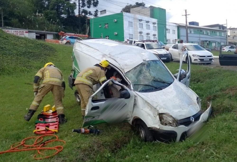 Veículo capota e deixa uma pessoa ferida na RSC-453