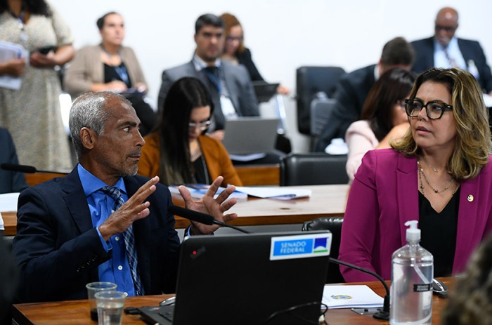 Romário e Leila: a correta execução de exercícios físicos reduz o risco de lesão em jovens atletas - Marcos Oliveira/Agência Senado