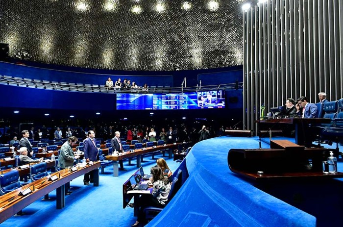 Eduardo Braga (em pé, de azul) apresentou voto de pesar, que foi lido durante a sessão pelo presidente do Senado - Waldemir Barreto/Agência Senado