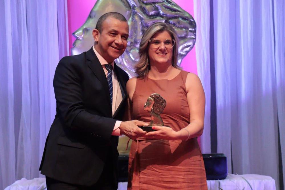 A gestora da Casa Zottis, Daniela Chesini Zottis, recebendo seu prêmio. Crédito: Divulgação