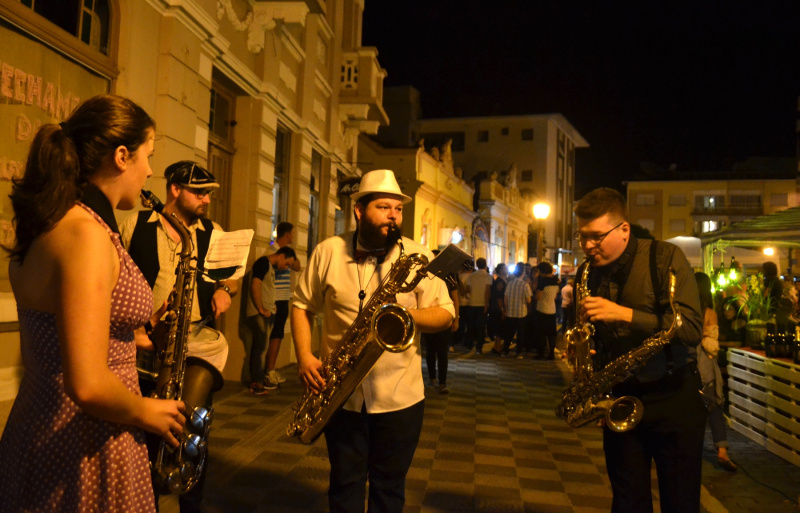Com um setlist cuidadosamente selecionado, shows de rua, atrações itinerantes e apresentações nas sacadas dos prédios antigos transportam o público para outra época. Crédito: Alexandra Ungaratto