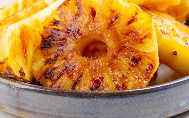 Abacaxi grelhado com requeijão e passas