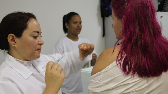 Grupos prioritários da campanha abrangem trabalhadores da saúde, gestantes, puérperas e professores, entre outros. -Foto: Ascom SES