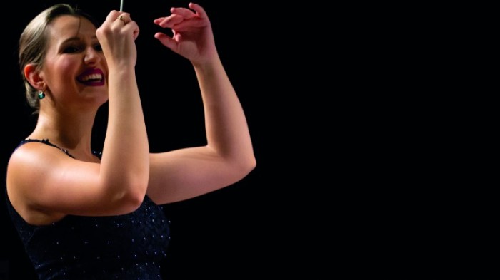 Natália Larangeira possui uma promissora carreira como regente de ópera, balé, coro e orquestra -Foto: Rodrigo Alves/Divulgação