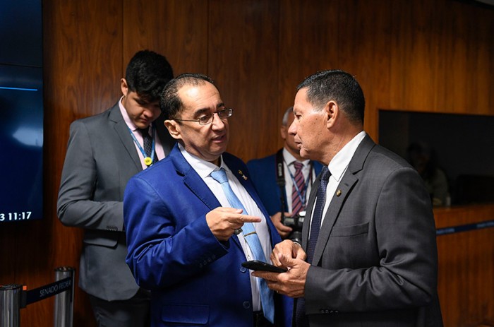 Jorge Kajuru e Hamilton Mourão conversam durante reunião da Comissão de Segurança Pública (CSP) - Roque de Sá/Agência Senado