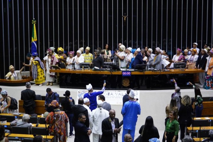 Mães de santo presentes durante a sessão ocuparam a mesa do plenário e entoaram um canto tradicional - (Foto: Pablo Valadares / Câmara dos Deputados)