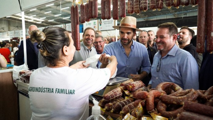 Após a solenidade de abertura, governador Eduardo Leite e secretário Ronaldo Santini visitaram produtores no pavilhão -Foto: Cristiano Junior/Ascom SDR