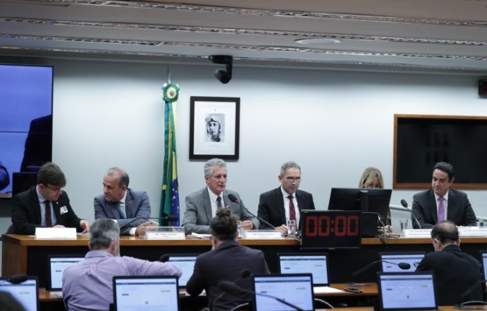Rogério Correia (C) está preocupado com o risco de corte de recursos para assessoria dos atingidos - (Foto: Bruno Spada/Câmara dos Deputados)