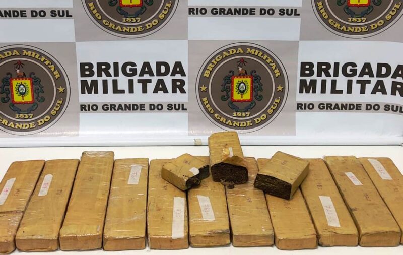 Três pessoas são presas com 12 tijolos de maconha, em Farroupilha