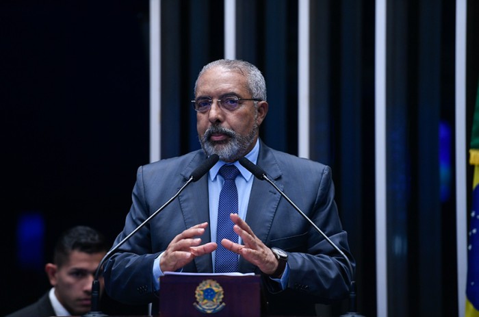 Para Paulo Paim, os juros atuais sufocam o setor produtivo e asfixiam o consumidor - PAULASP