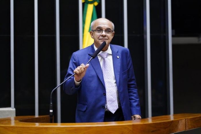 Bandeira de Mello: proposta visa proporcionar isonomia entre candidatos - (Foto: Pablo Valadares/Câmara dos Deputados)