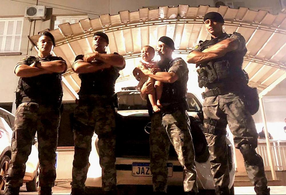 Criança de apenas um ano foi encontrada já com os lábios roxos e sem respirar quando reanimada pelos policiais. 