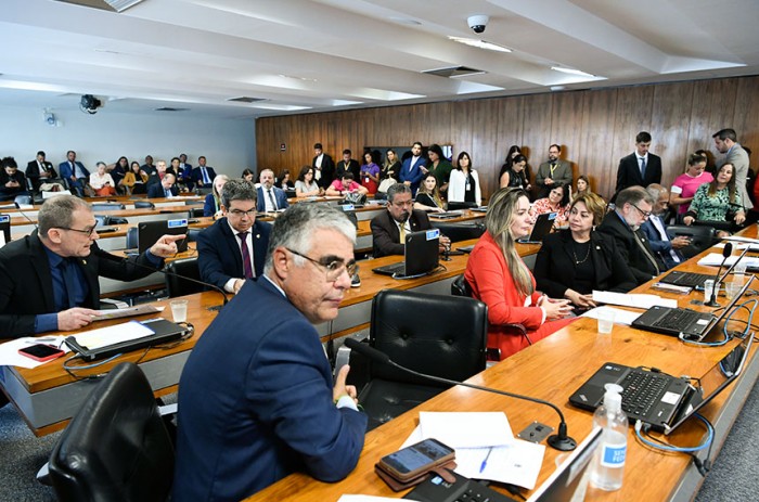Eduardo Girão foi um dos senadores a levantar a necessidade de debate público sobre o trabalho análogo ao de escravo - Geraldo Magela/Agência Senado