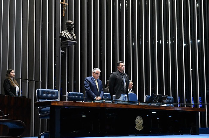 O senador Styvenson Valentim (à dir.) presidiu a sessão e pediu a pronta recuperação dos feridos - Roque de Sá/Agência Senado
