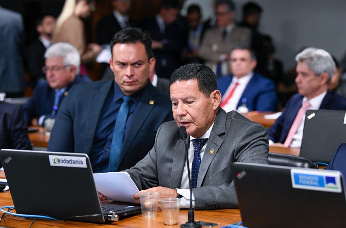 Autor do projeto, Styvenson Valentim observa Hamilton Mourão ler o relatório de Alessandro Vieira - Roque de Sá/Agência Senado