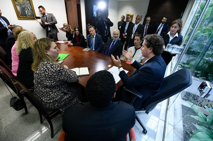 Vice-presidente do Senado, Veneziano Vital do Rêgo recebeu a comitiva do Reino Unido - Edilson Rodrigues/Agência Senado