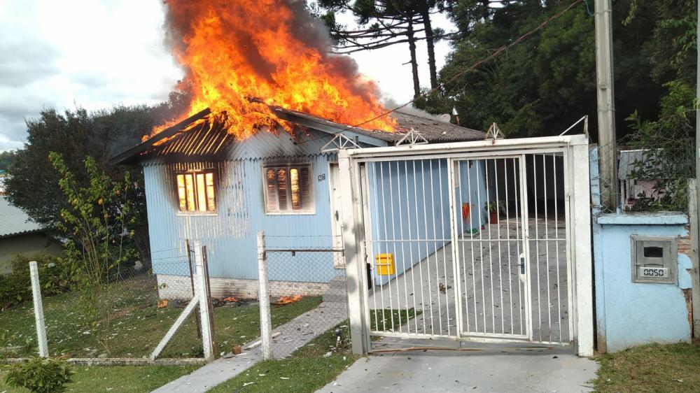 Incêndio quase destrói residência no bairro Santa Marta