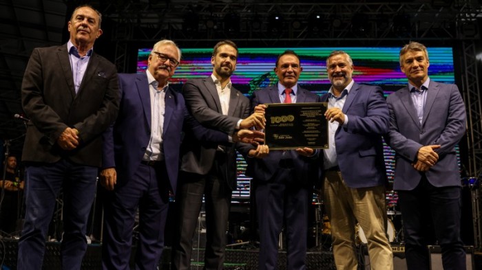 Participantes da solenidade exibiram placa alusiva às mil unidades de farmácias da rede que serão atendidas pelo complexo -Foto: Gustavo Mansur/Secom