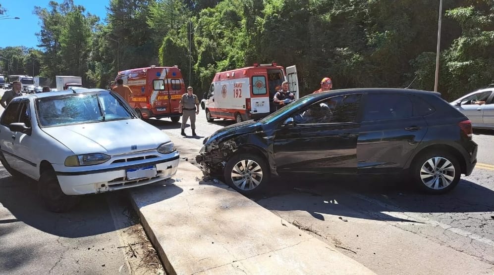 Mulher fica ferida em acidente envolvendo dois veículos em Garibaldi