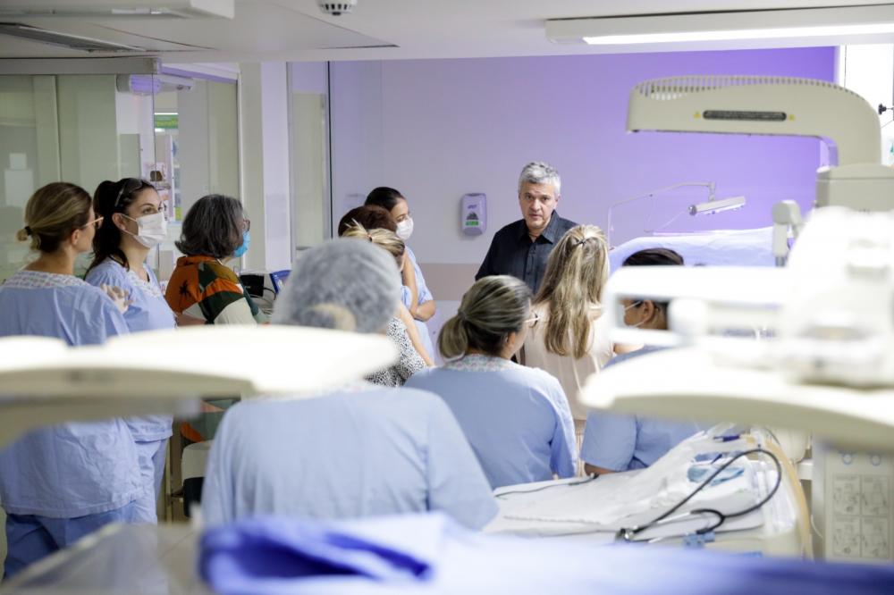 Durante a visita, o médico, considerado uma das principais autoridades em neonatologia no mundo, demonstrou estar bastante satisfeito com o que viu. Crédito: Divulgação