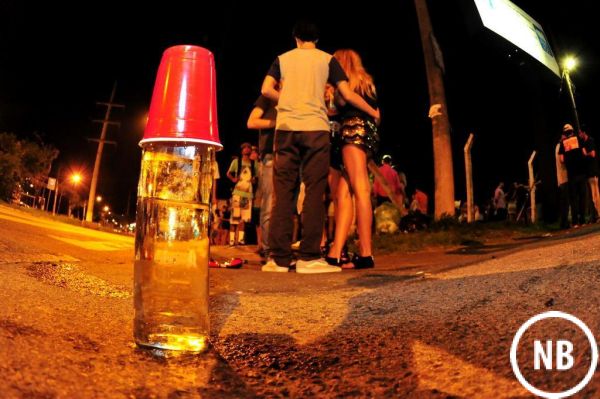 A partir de 2019, quem for pego bebendo em ruas e praças será multado