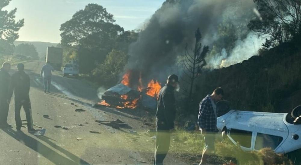 Veículo pega fogo após colisão e três pessoas, incluindo uma criança, morrem na RSC-453