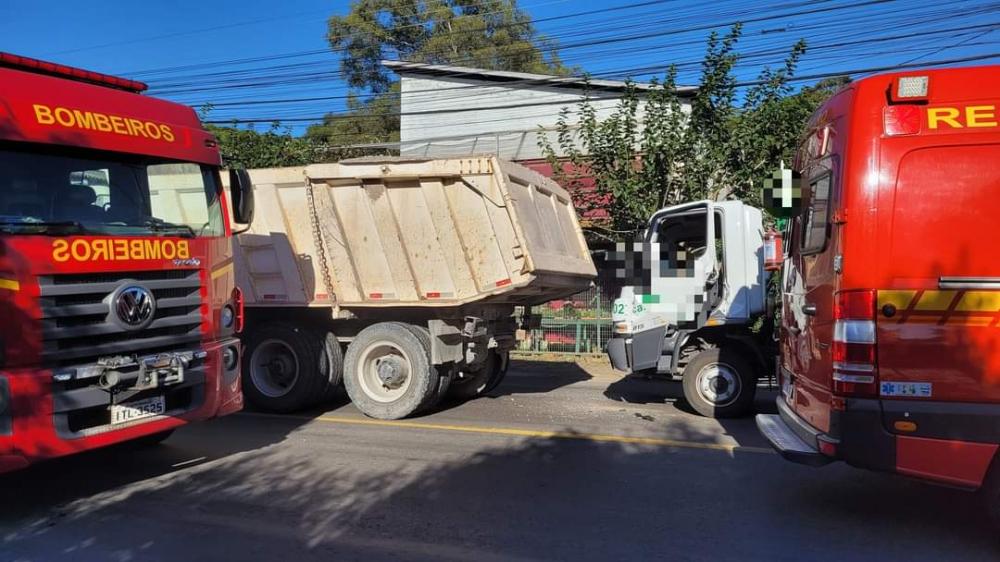 O condutor do caminhão de gás, de 51 anos, teve ferimentos e foi encaminhado para o Hospital Tacchini. Crédito: Rádio Difusora 