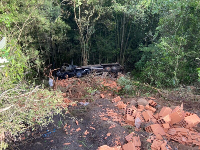 Caminhão carregado de tijolos tomba e pega fogo na ERS-122, em Farroupilha