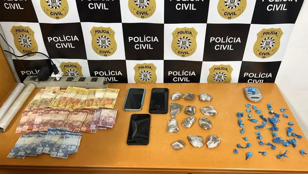 Indivíduos são presos por tráfico de drogas em residência próxima de delegacia, em Carlos Barbosa