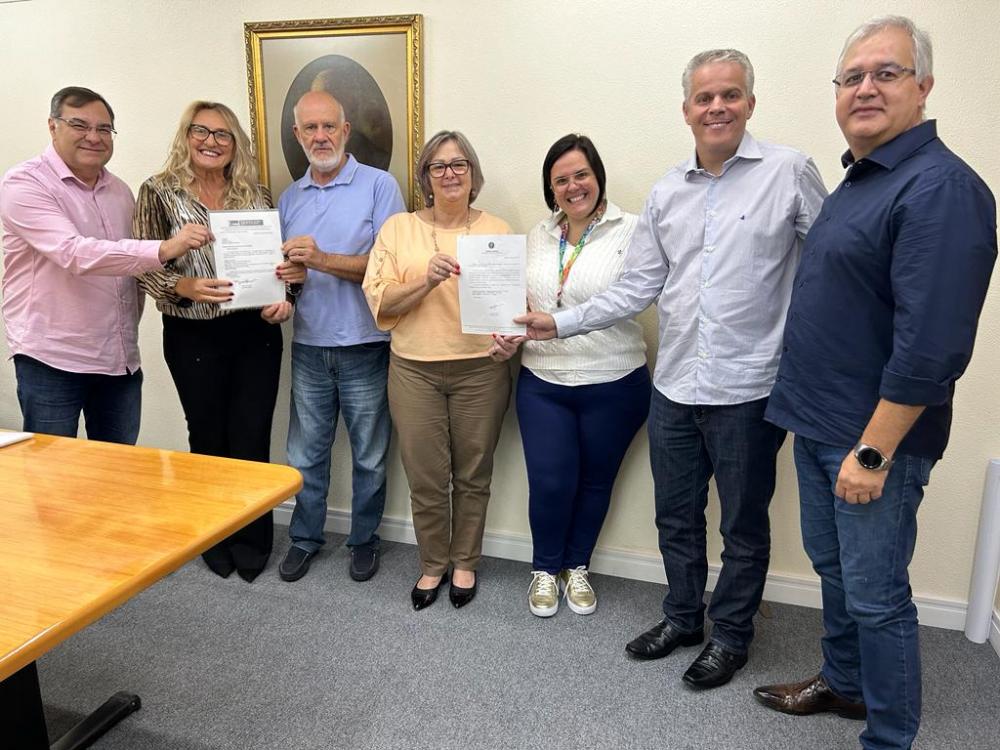 A entrega dos valores foi feita pelas dirigentes do Partido dos Trabalhadores (PT) de Bento Gonçalves, Neilene Lunelli e Marlene Marsagno, aos representantes do Hospital Tacchini. Crédito: Divulgação