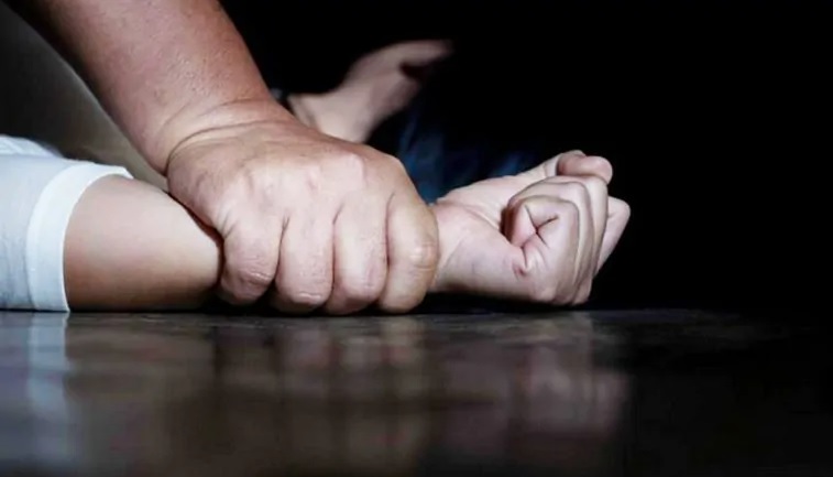 A vítima ainda foi ameaçada com uma arma de fogo pelo homem para que ela não contasse sobre o ocorrido. 