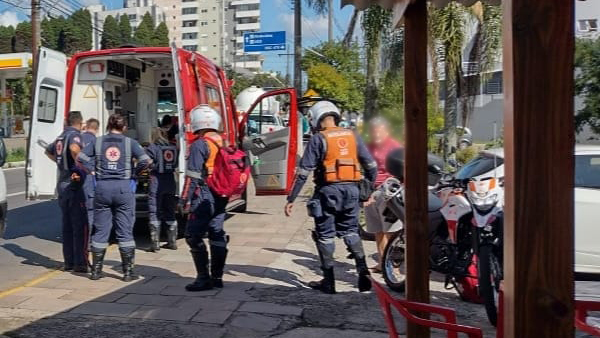 Motociclista fica ferida em acidente no bairro São Roque