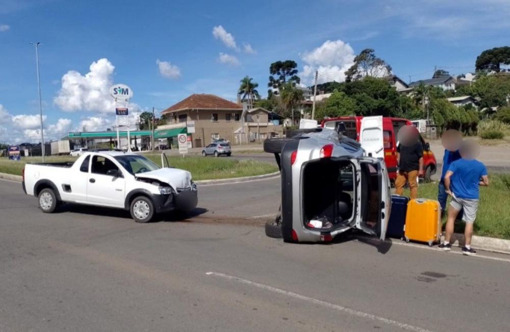Colisão entre dois veículos deixa uma mulher ferida na RSC-453