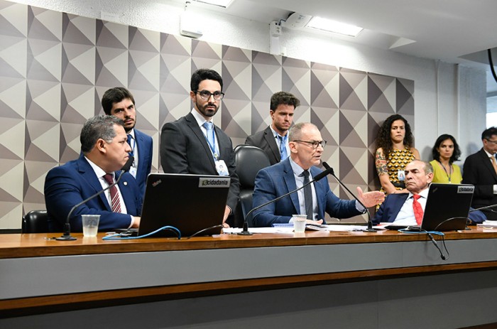 Contarato (ao centro) na instalação da comissão, na terça: reunião foi suspensa e seria retomada nesta quarta - Roque de Sá/Agência Senado