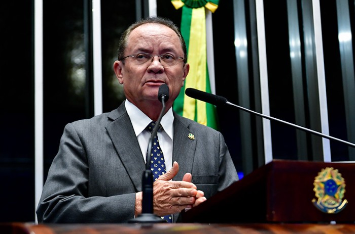 Senador citou dados do Censo 2022 e alertou para aumento da população vivendo em favela, especialmente no Norte - Waldemir Barreto/Agência Senado