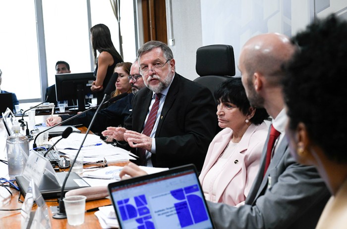 Flávio Arns presidiu a audiência que reuniu três comissões do Senado - csasse