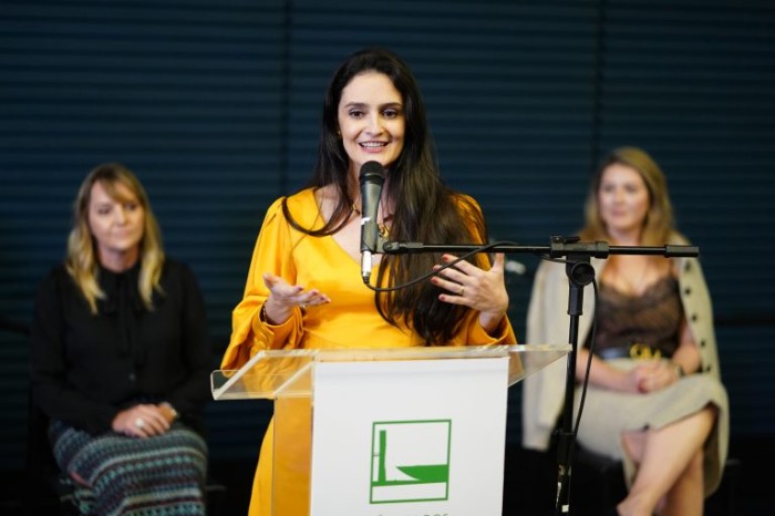 Verônica Sanchez, coordenadora da publicação - (Foto: Pablo Valadares/Câmara dos Deputados)
