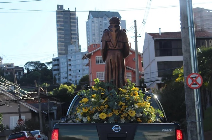 A programação prevê a realização das Missas, conforme organização paroquial, nas igrejas ou salões das localidades e bairros atendidos pela paróquia. Crédito: Divulgação