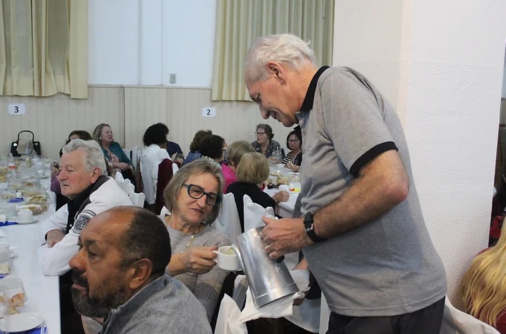 Os ingressos são vendidos ao valor de R$ 30,00 servem grostoli, torta, pastel, minipizza, cachorro-quente e chá. Crédito: Divulgação