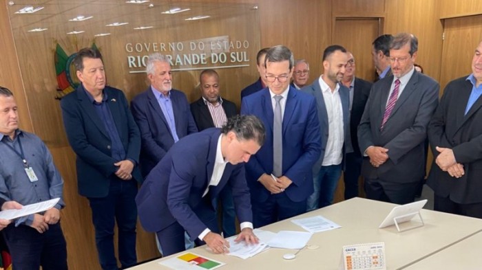 Peruchin e Troglio assinaram os contratos pelo governo e pela Caixa, respectivamente -Foto: Árima Stock/Ascom Sehab