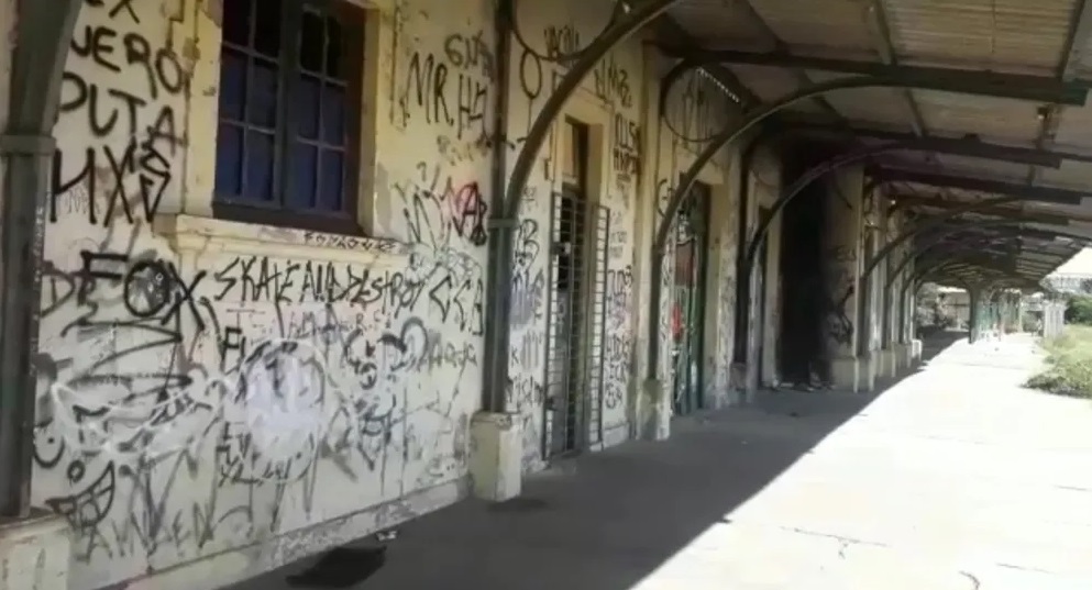 Recém-nascido é abandonado em banheiro público