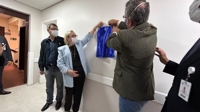 Secretária Arita Bergamann descerrou a placa de inauguração da nova ala de saúde mental na instituição -Foto: Divulgação/SES