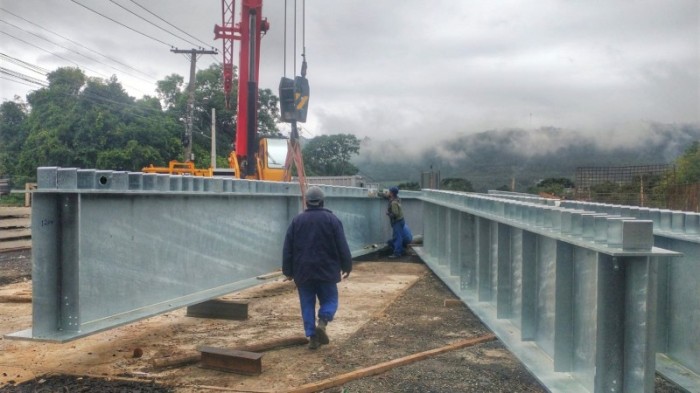 Equipes da EGR estarão executando o içamento das vigas que darão sustentação à pista do viaduto -Foto: Raphael Nunes/Ascom EGR