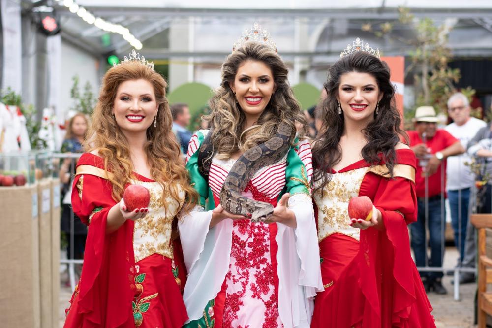 Princesa Gisele Rebelatto da Fonseca, imperatriz Taís Munaretti e princesa Angélica Verruck pousaram com a jiboia de 1,80 metro no sábado e reproduziram imagem do cartaz de divulgação da XI Femaçã. Crédito: Siderlei Ditadi/Femaçã
